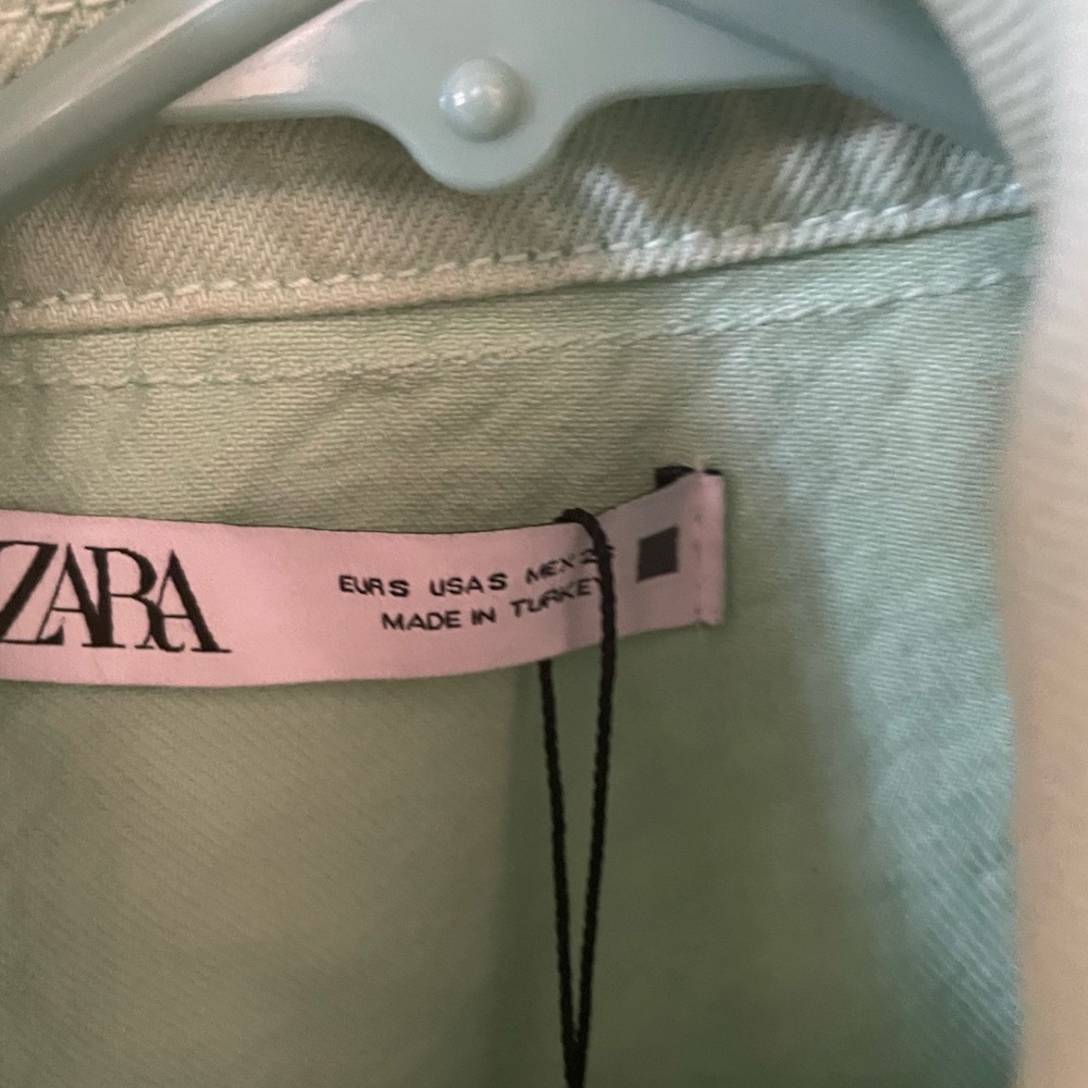 NWT Zara cropped denim jacket with distressed hem - Picture 7 of 10